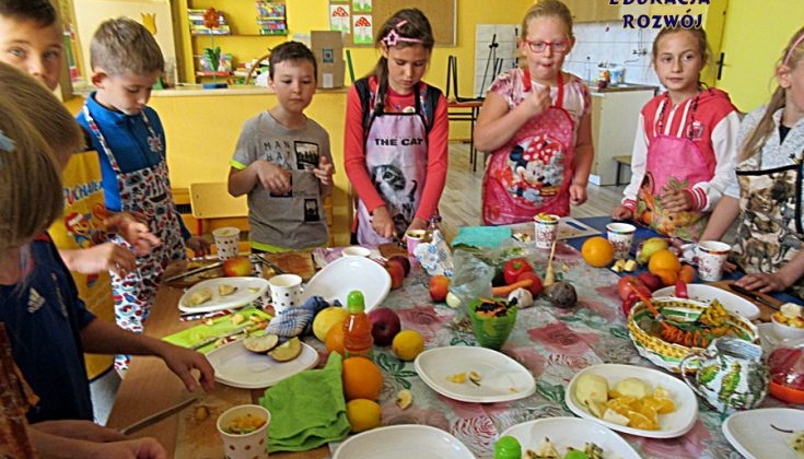 Klasa 3a przygotowuje owocowe sałatki, fot. SP Goleszów